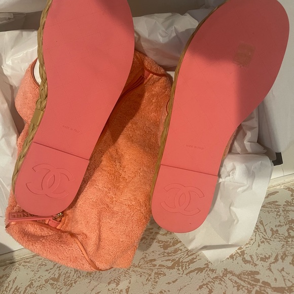 Chanel Pink Thong Sandals and matching toiletry bag - Picture 5 of 7